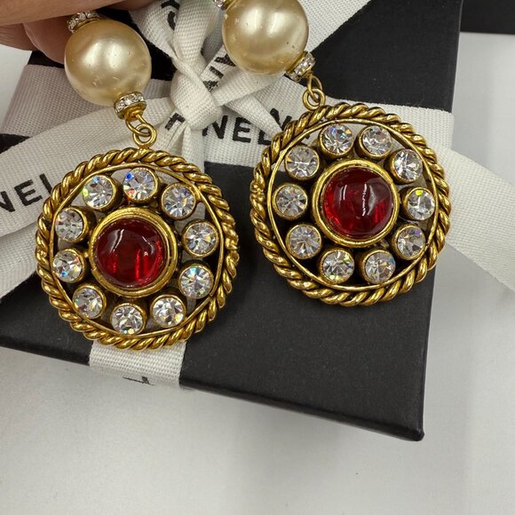 Chanel: gold metal, red and green gripoix, strass disc drop earrings 1984-1992 - Picture 3 of 7